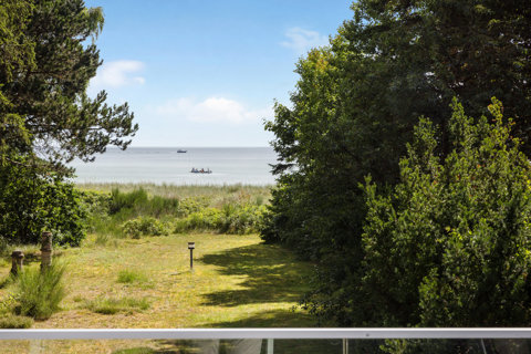 265 kvm smukt moderniseret villa beliggende i 1. parket til Køge Bugt